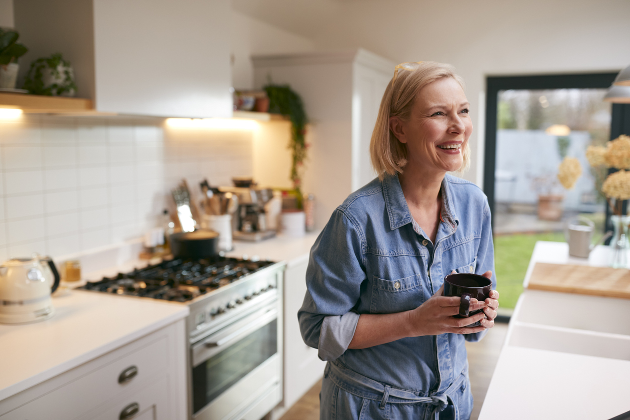 What are the advantages of having a fitted kitchen?